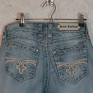 LKNW Rock Revival Ella Capri Jeans WSz30 Faded Blue, Flur De Lis + Rhinestones